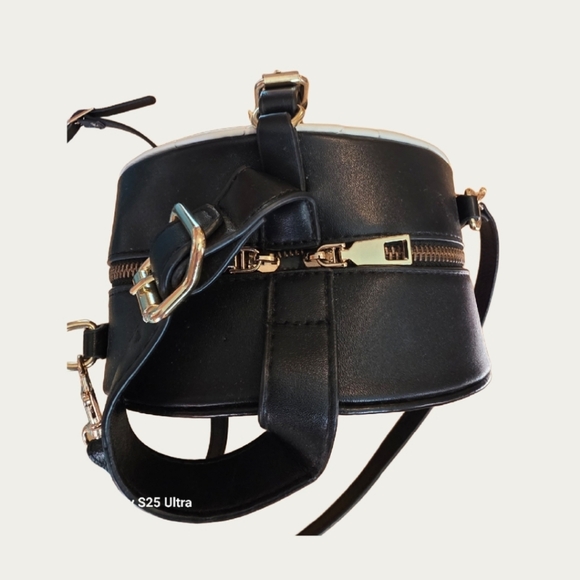 Chic White Quilted Vegan Leather Round Bag with Red Tassel - Picture 8 of 10